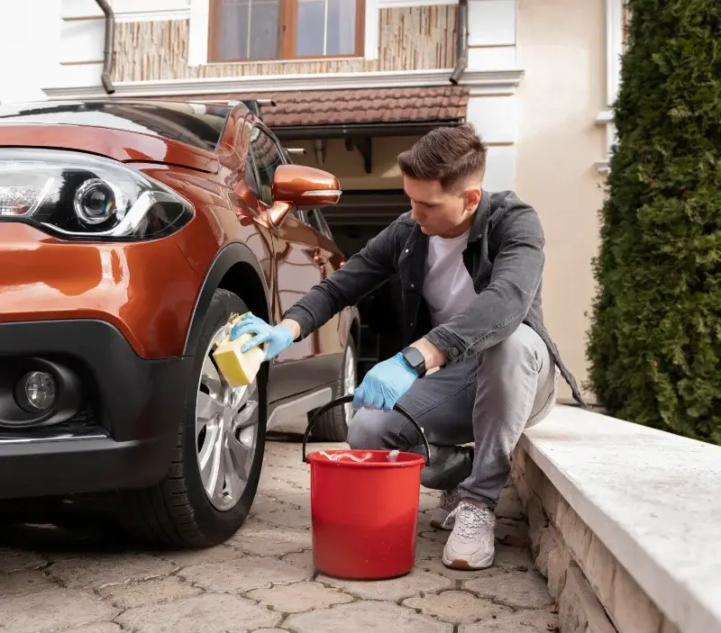 Lavage auto à domicile Béthemont-la-Forêt : professionnel intervenant sur un véhicule
